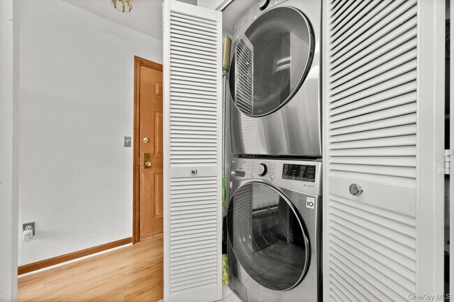 Building Photo - 1465 E Putnam Ave