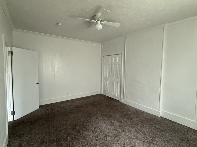 Building Photo - Very Large 3 or 4 bedroom home with nice y...