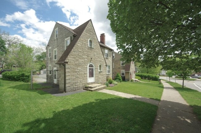 Building Photo - 723 S Allen St