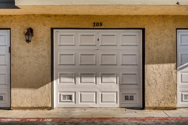 Building Photo - Spacious 2BR/2BA Top-Floor Condo in Gated ...