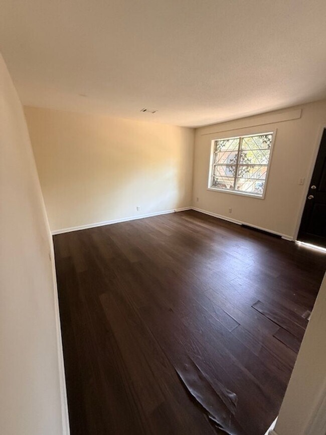 Building Photo - 4 bedroom 2 bath HOUSE!