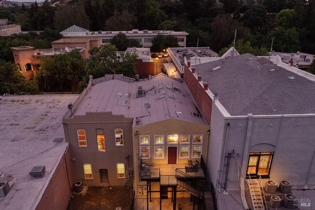 Building Photo - 528 Main St