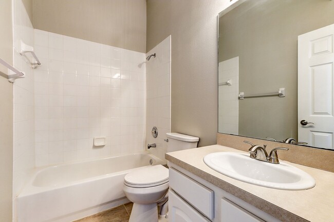 Building Photo - Spacious New Tampa 2 Bedroom, 2.5 Bath Tow...