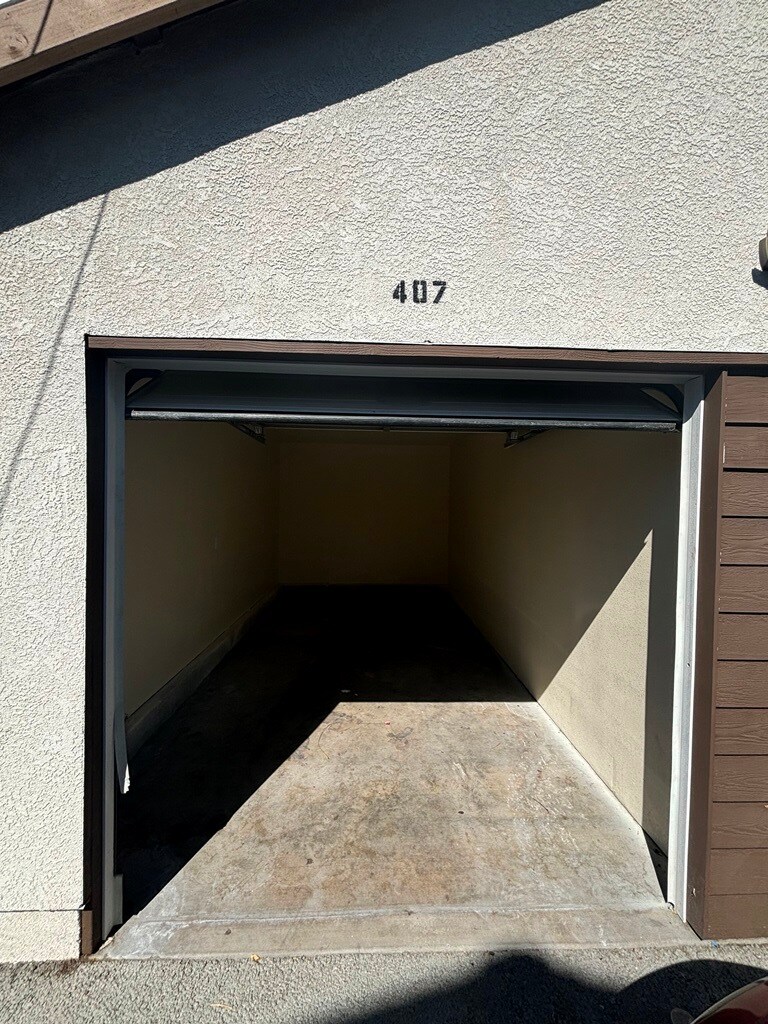 Building Photo - 407 E 70th St