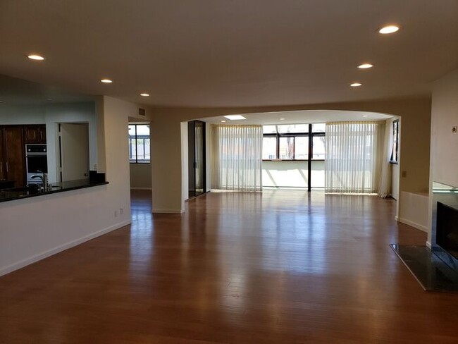 Building Photo - SPACIOUS LA JOLLA APARTMENT HOME