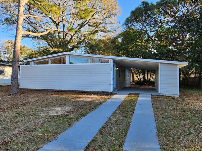 Building Photo - MOVE IN SPECIAL: HALF OFF first full month of rent!!!