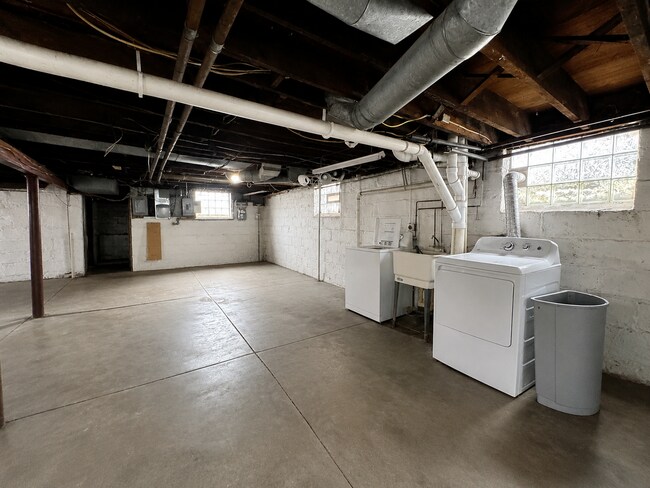Building Photo - 375 Probasco St