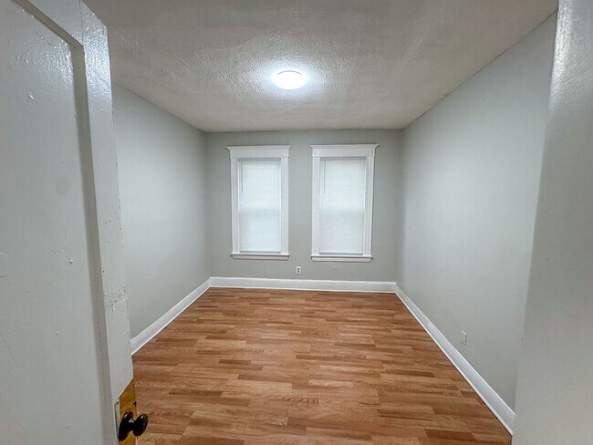 Building Photo - 318-320 Howard Ave