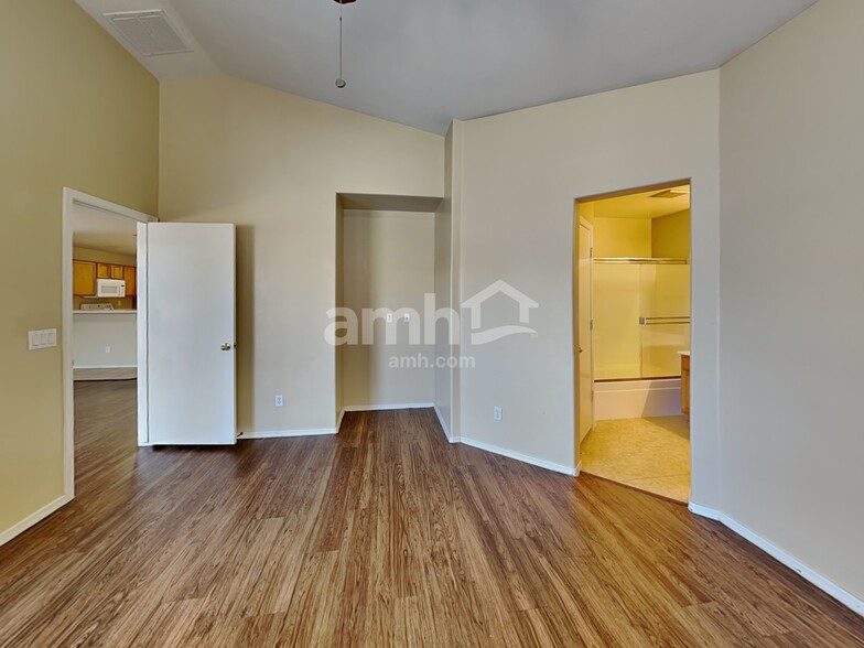 Building Photo - 10772 W Mountain View Dr