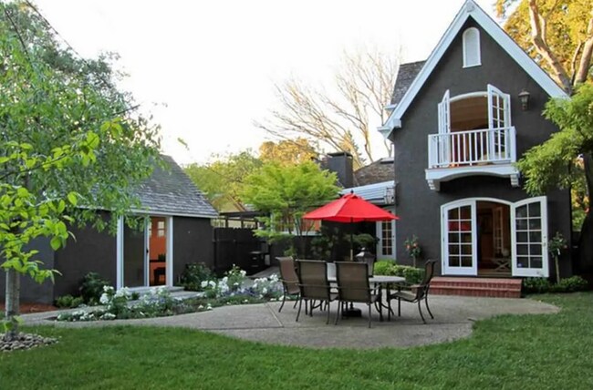 Building Photo - Charming Home w/ Beautifully Landscaped Ya...