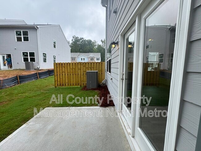 Building Photo - 268 Rydal Wy
