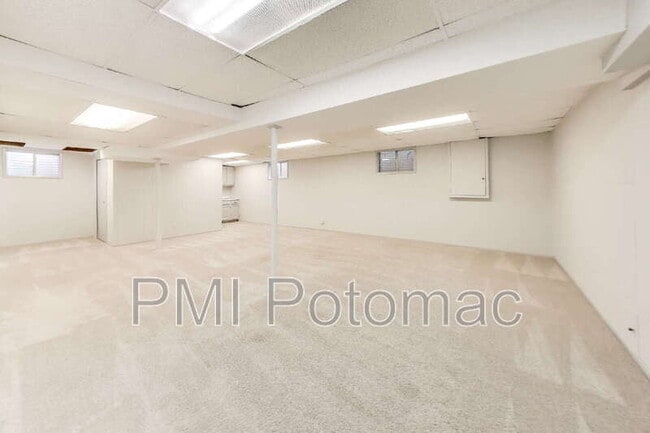 Building Photo - 1718 Crestview Dr