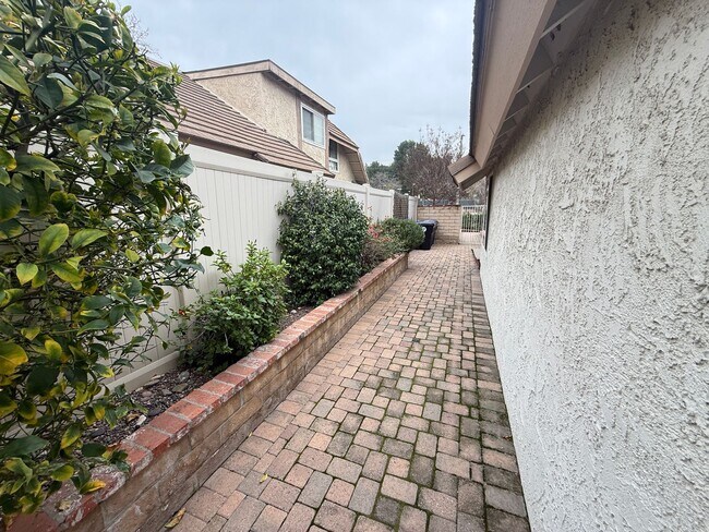 Building Photo - Beautiful 4-Bedroom Home in the Heart of Valencia!