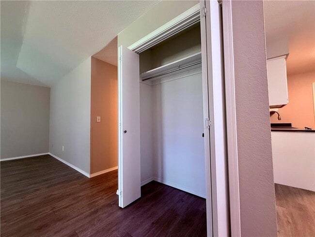 Building Photo - 2107 Oakwood Ave
