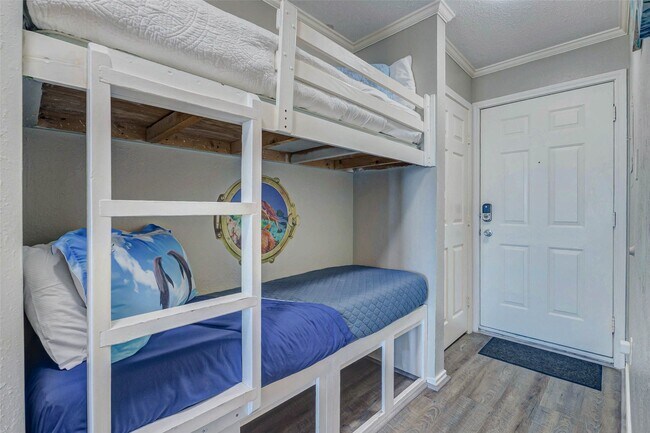 Building Photo - 6102 Seawall Blvd