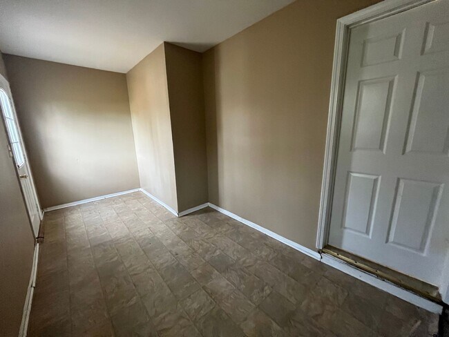 Building Photo - Updated 2 Bedroom 1 Bath Convenient Shively location