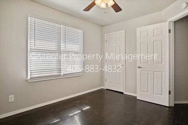 Building Photo - 3937 SW 27th Pl