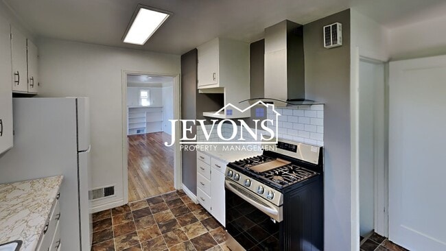Building Photo - Charming 3-bedroom home with large fenced ...