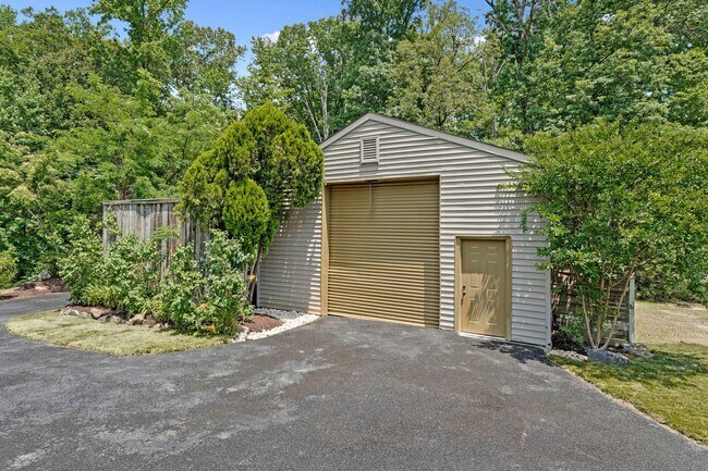 Building Photo - 7712 Dolly Dr