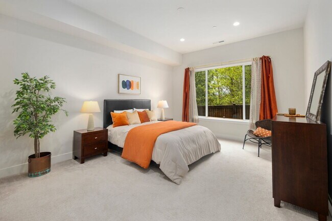 Building Photo - **North-Facing Luxury Home with Sunroom, A/C & Smart Home Features in Sammamish** Available NOW f...