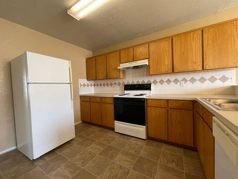 Building Photo - 3203 Toledo Dr