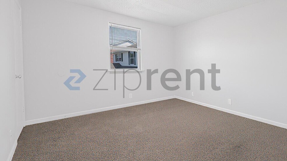 Building Photo - Unit APT E