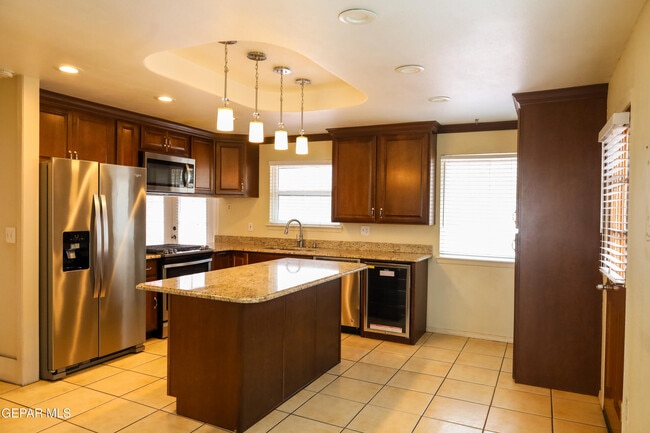 Building Photo - 5822 Beaumont Pl