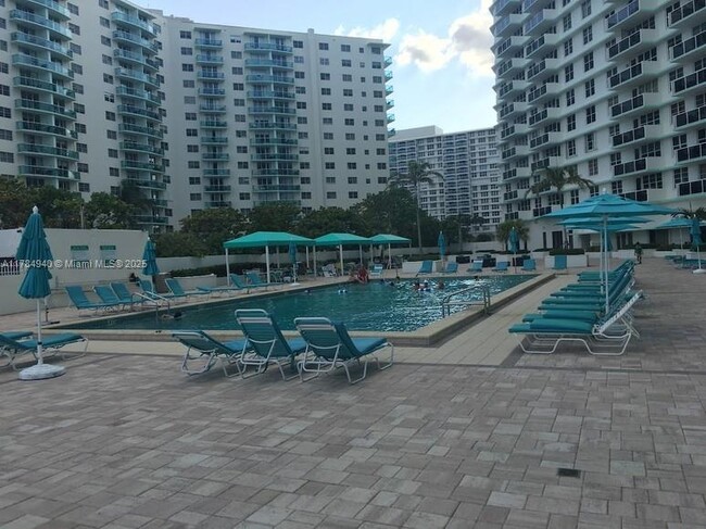 Building Photo - 3725 S Ocean Dr
