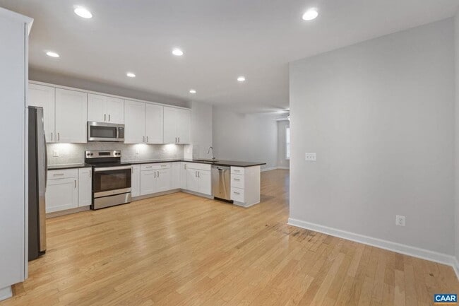 Building Photo - 4 Bedroom 3.5 Bathroom Townhouse with 2 Car Garage - Brownsville Elementary School District