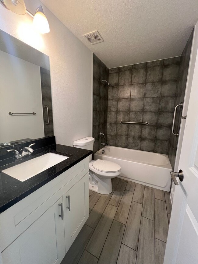 Building Photo - Beautiful 3-bedroom 2 bath single story home in SW Orlando near International Drive