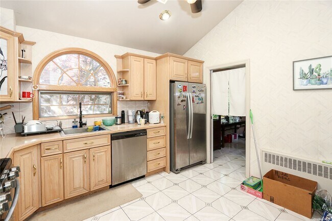 Building Photo - 98 Bayberry Ave