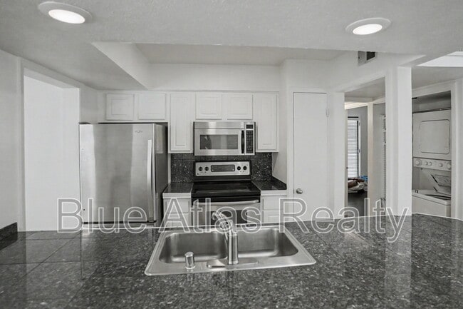 Building Photo - 5938 Sandhurst Ln
