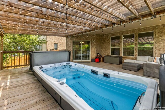 Building Photo - Charming Home Awaits: Spacious & Modern Li...