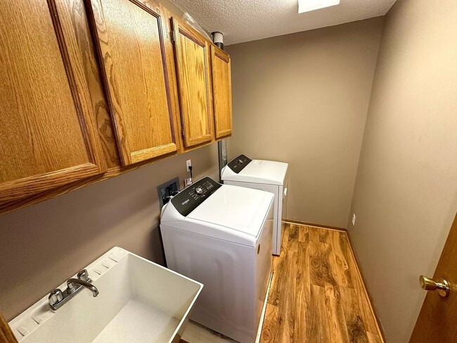 Building Photo - awesome 2 bedroom townhouse in blaine!
