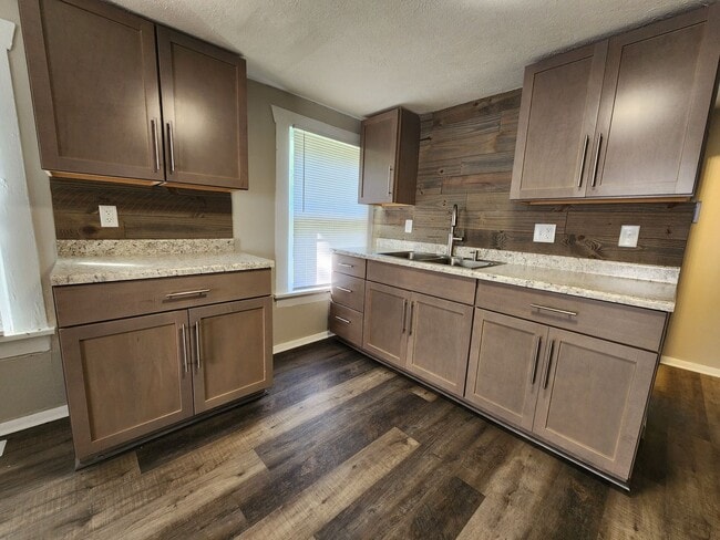 Building Photo - Spacious 3-Bedroom, 1-Bathroom Home AVAILA...