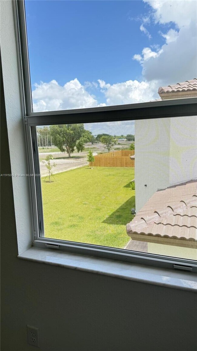 Building Photo - 2984 SE 23rd Ave