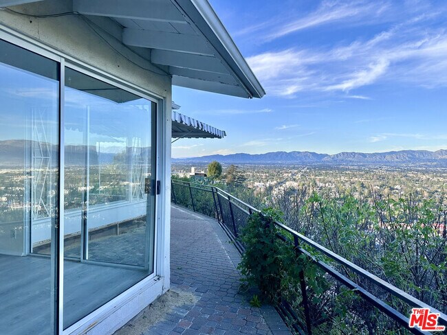 Building Photo - 3641 Sunswept Dr