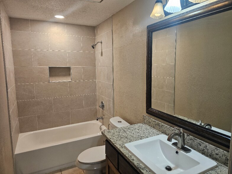 Building Photo - 2500 E Park Blvd