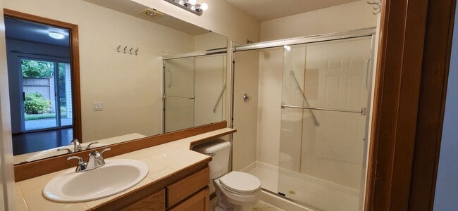 Building Photo - Refreshed 2 bed 2 bath Everett Condo $2099...