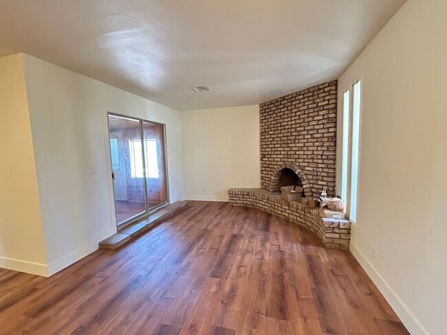 Building Photo - Stunning Remodel, 2 Bed 2 Bath Home with Pool Service!