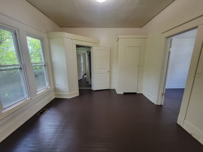 Building Photo - 3 Bedroom 1 Bathroom House