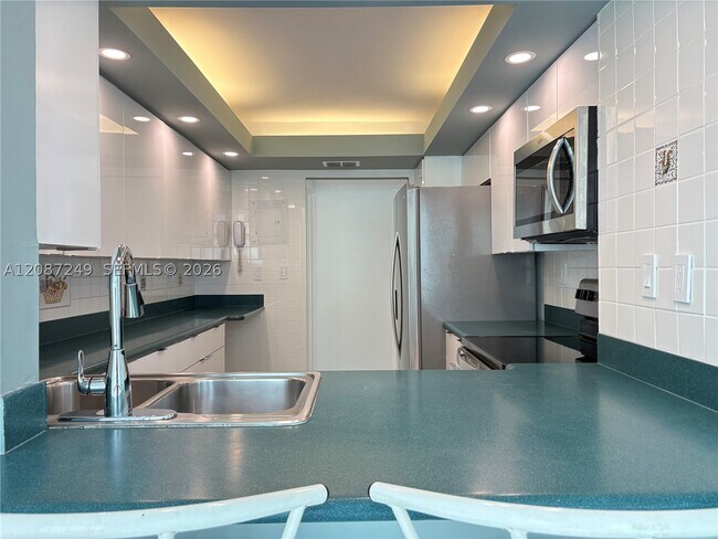 Building Photo - 2655 Collins Ave