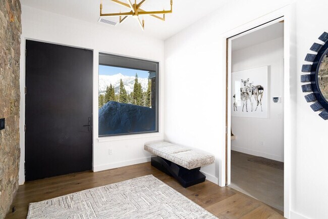 Building Photo - 10 Tree Line Ln