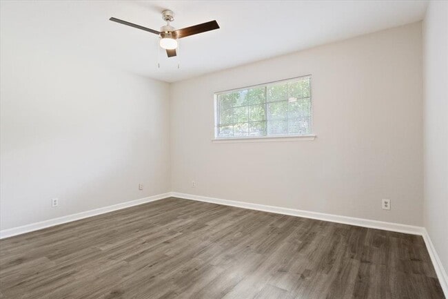 Building Photo - 10100 Woodglen Dr