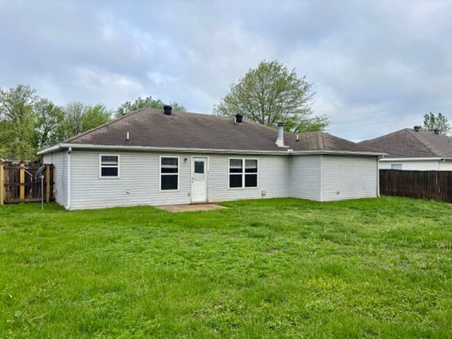 Building Photo - 4 bedroom 2 bath home available in Bentonville!