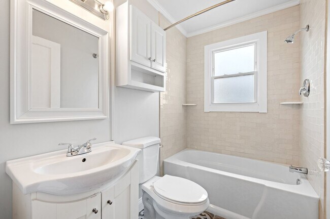 Building Photo - 2 Bedroom 1 Bath Within Walking Distance t...
