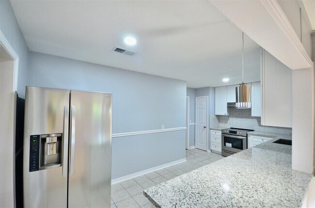 Building Photo - 6229 Tanager St
