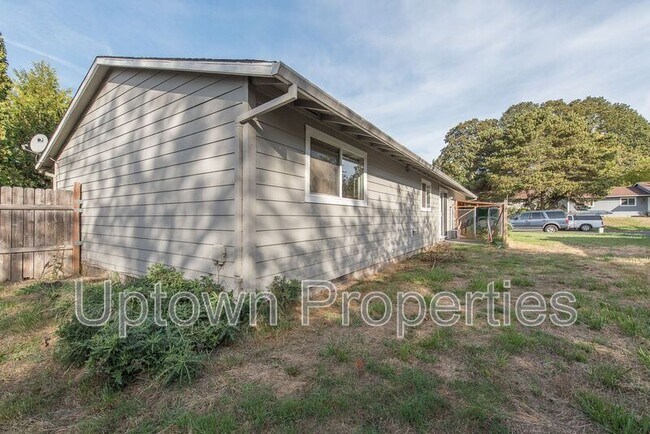 Building Photo - 8105 SW Thorn St