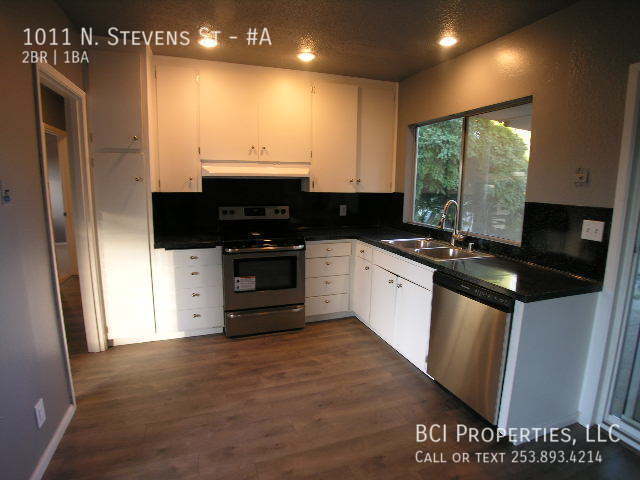 Building Photo - This beautiful 2 bedroom, 1 bath home is m...