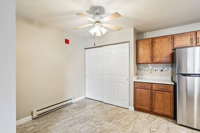 Building Photo - Renovated Private Entry 2 Bedroom Apartment Available!